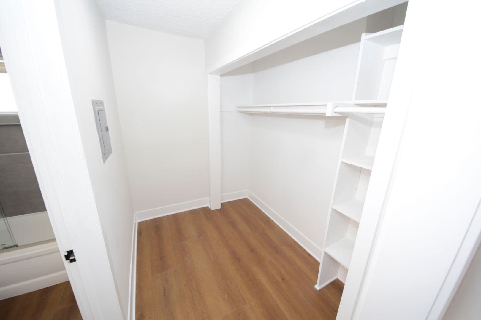 Los Angeles Apartment: 3252 Overland Avenue
