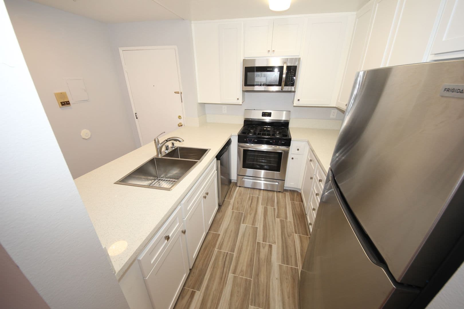 Los Angeles Apartment: 10615 Rose Avenue