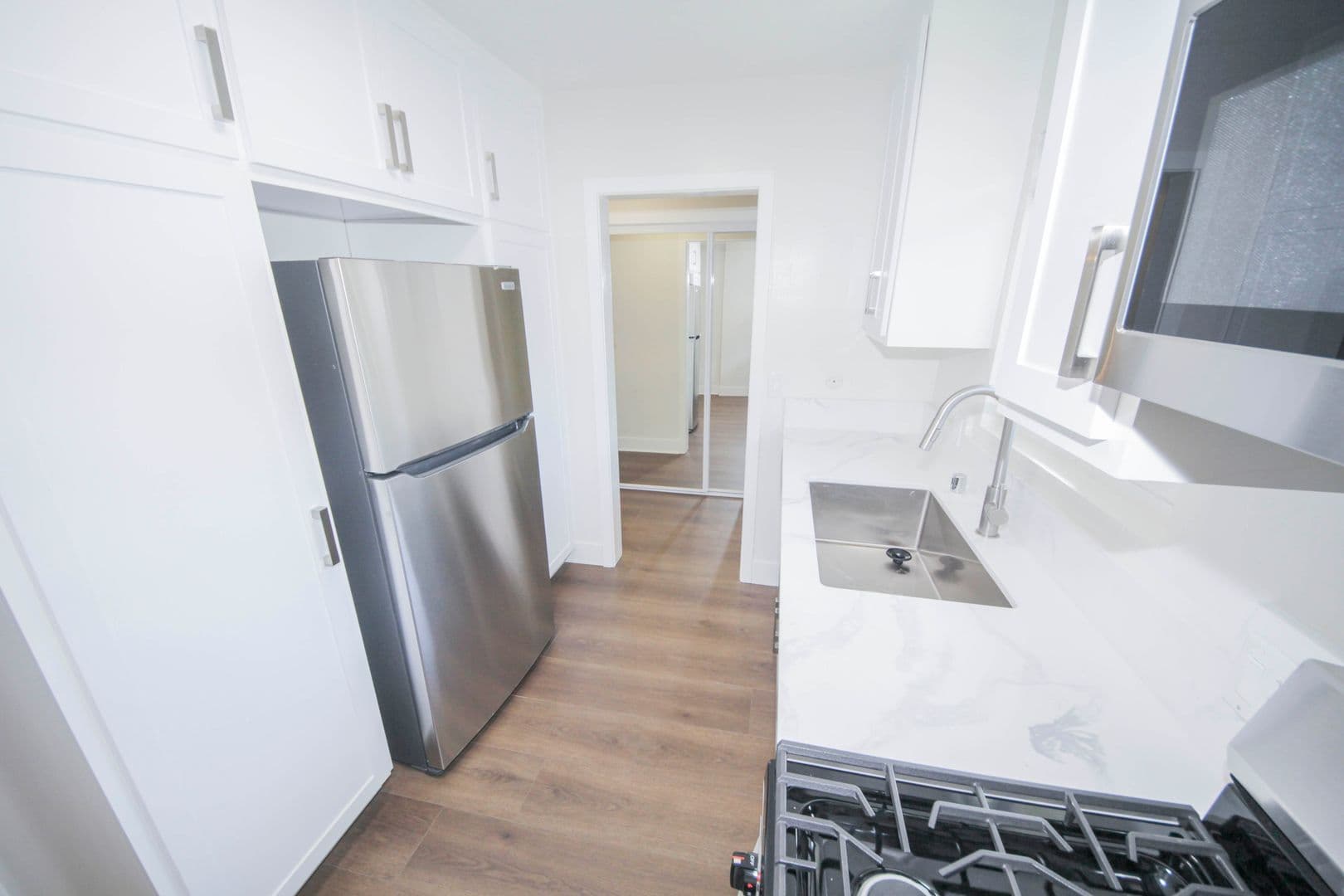 Los Angeles Apartment: 3252 Overland Avenue