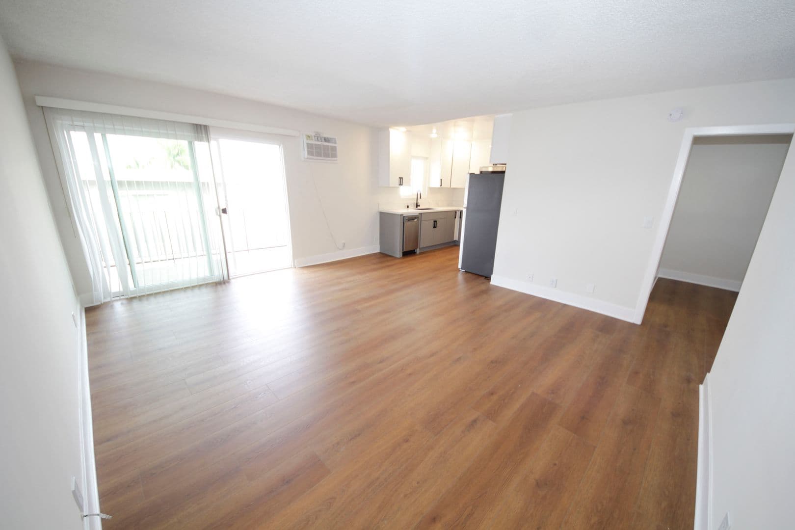 Los Angeles Apartment: 3252 Overland Avenue