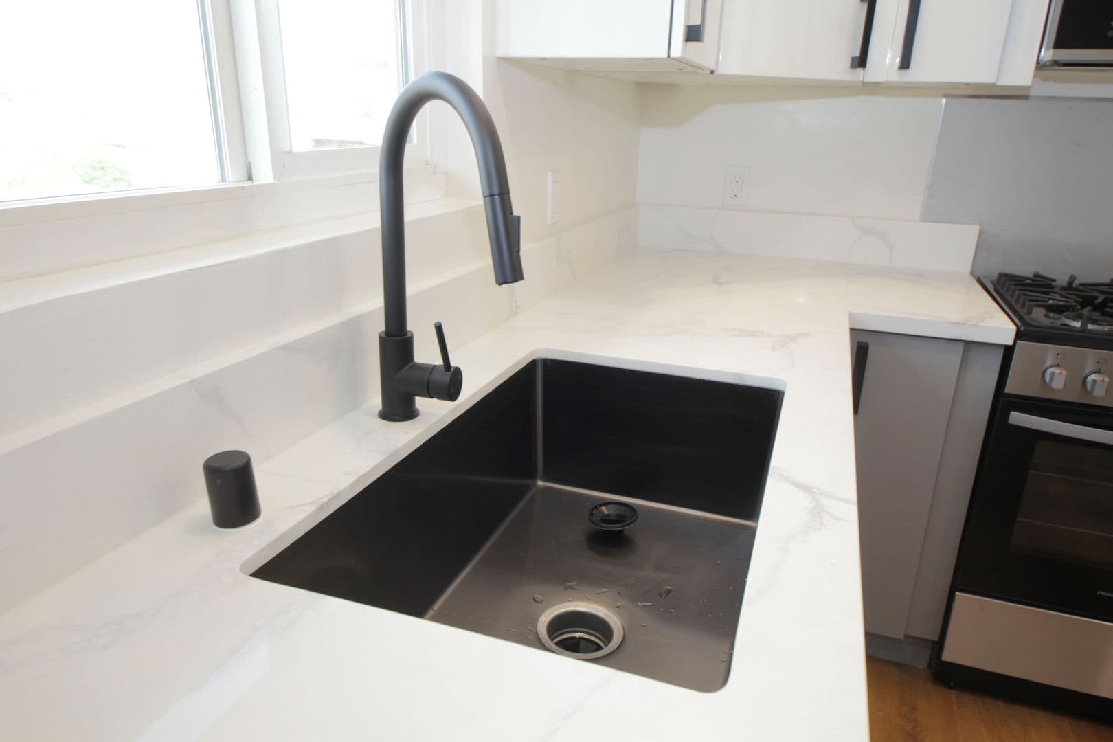 Los Angeles Apartment: 3252 Overland Avenue
