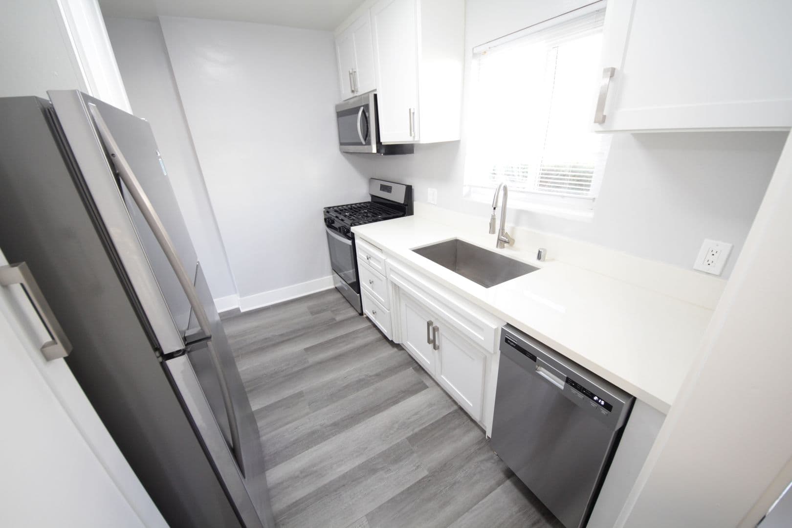 Los Angeles Apartment: 3252 Overland Avenue