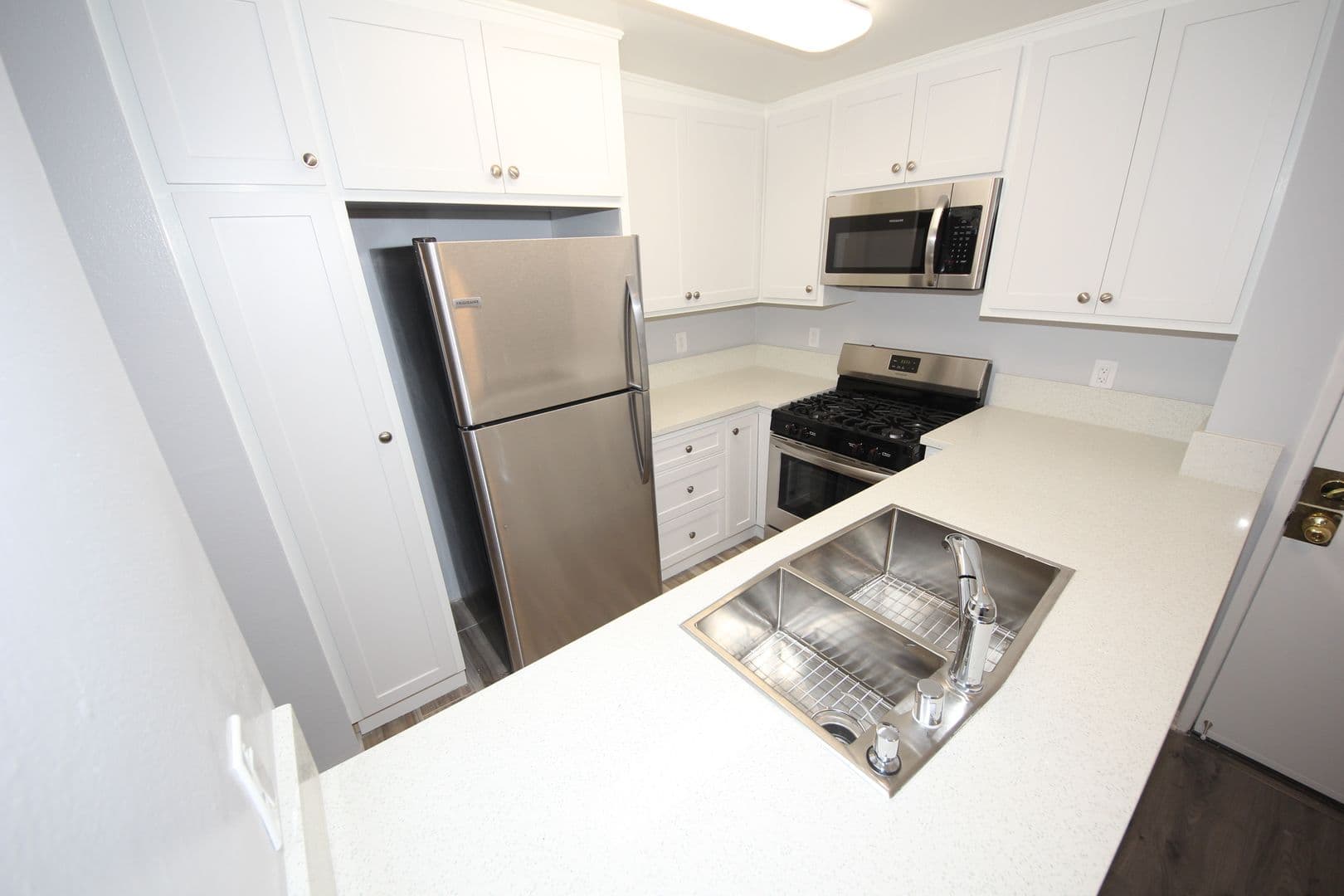 Los Angeles Apartment: 10615 Rose Avenue