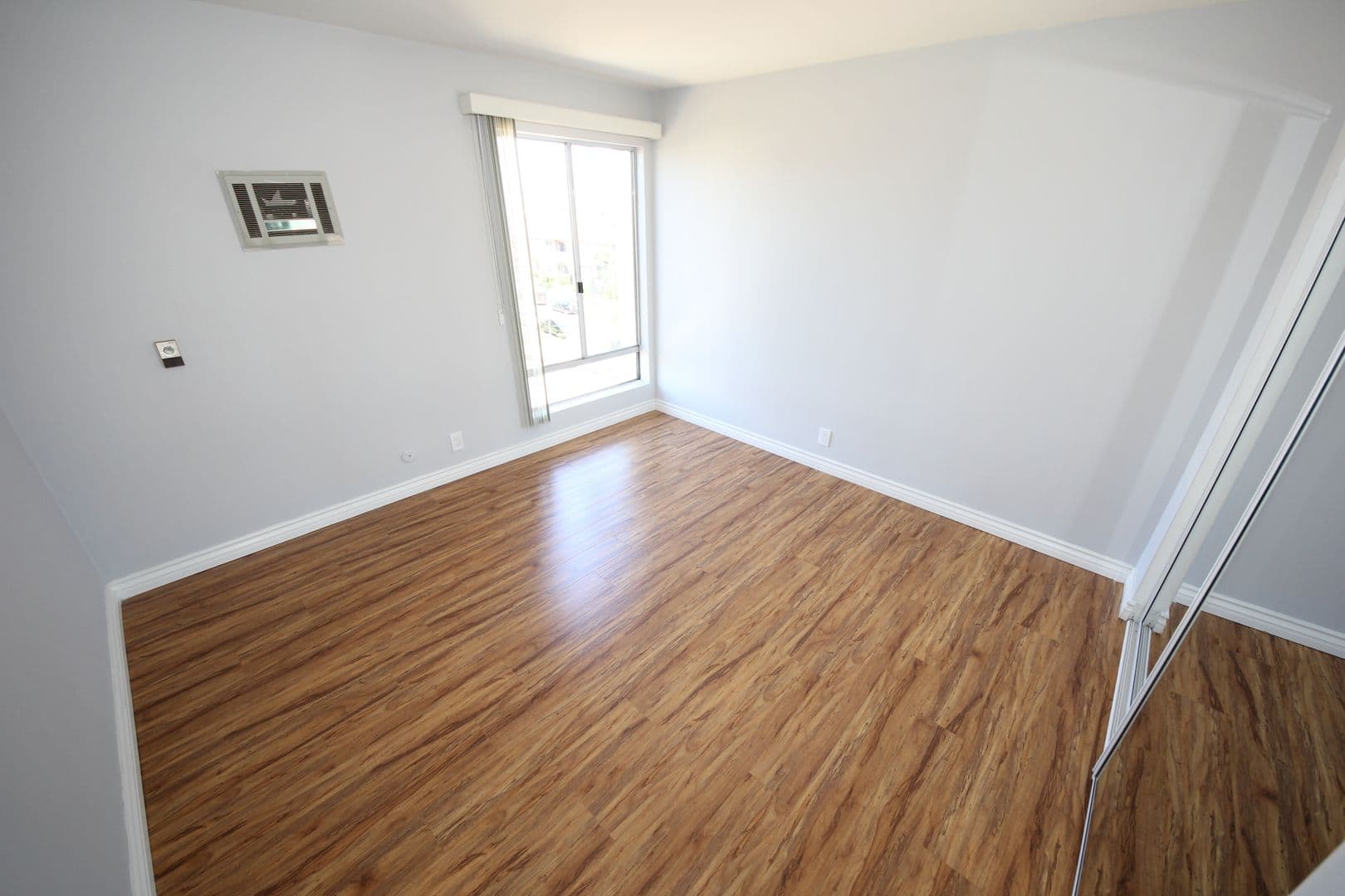 Los Angeles Apartment: 10615 Rose Avenue