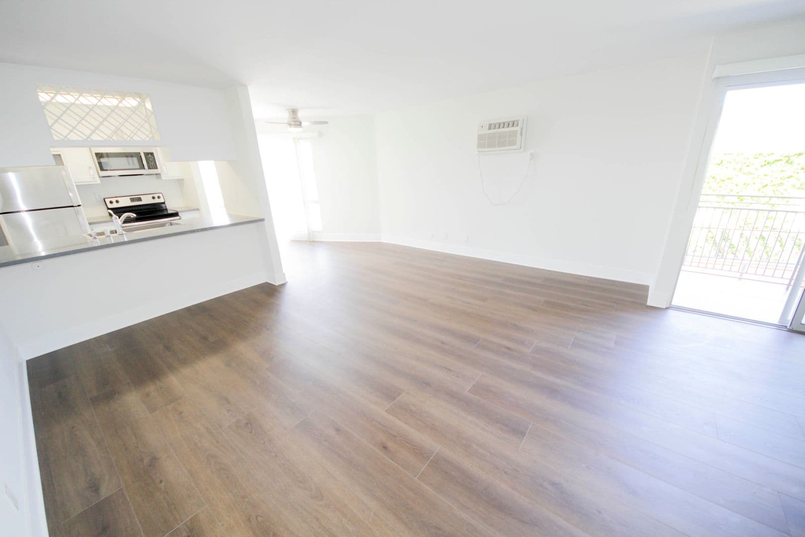 Los Angeles Apartment: 3128 Overland Avenue
