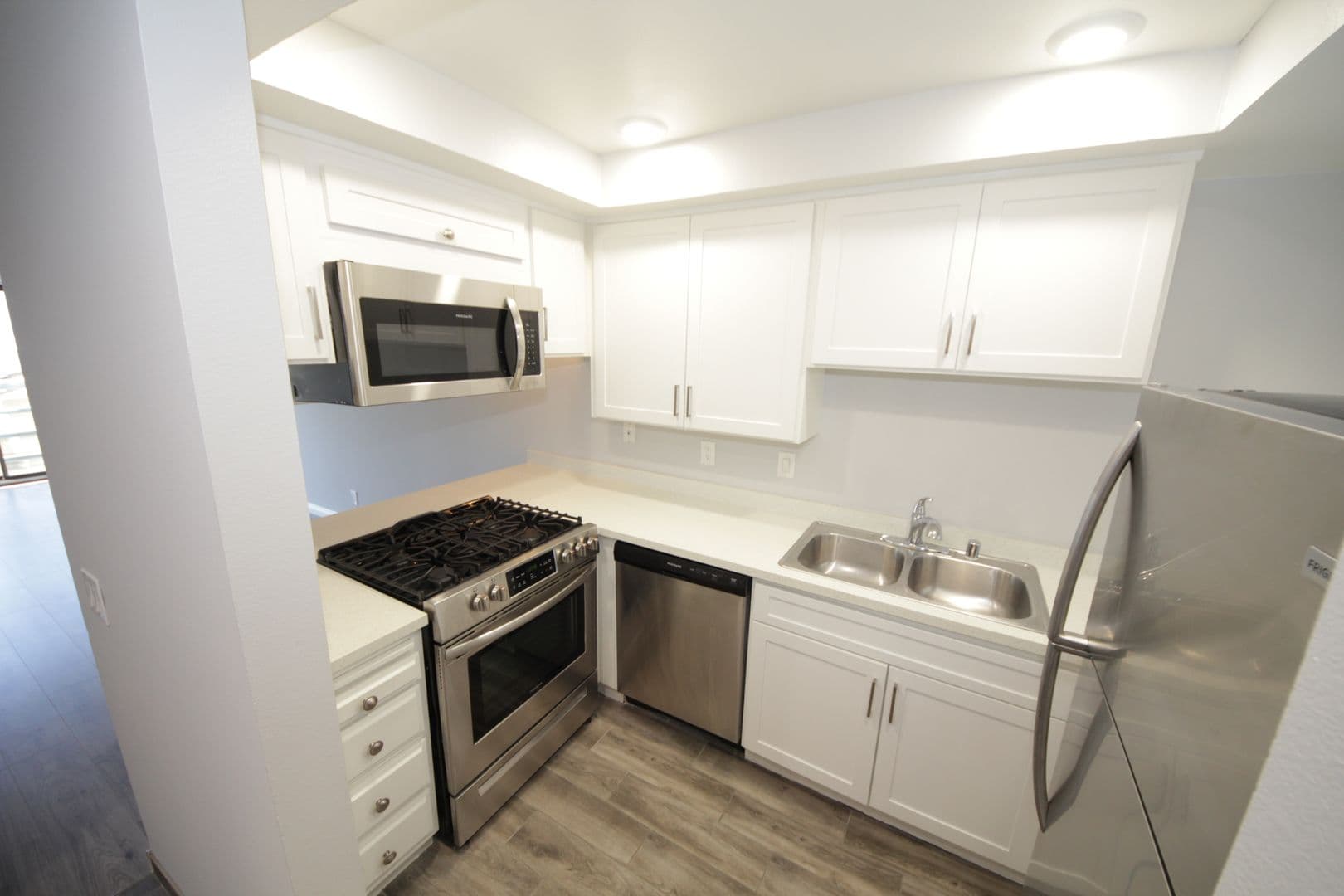Los Angeles Apartment: 2647 South Barrington Avenue