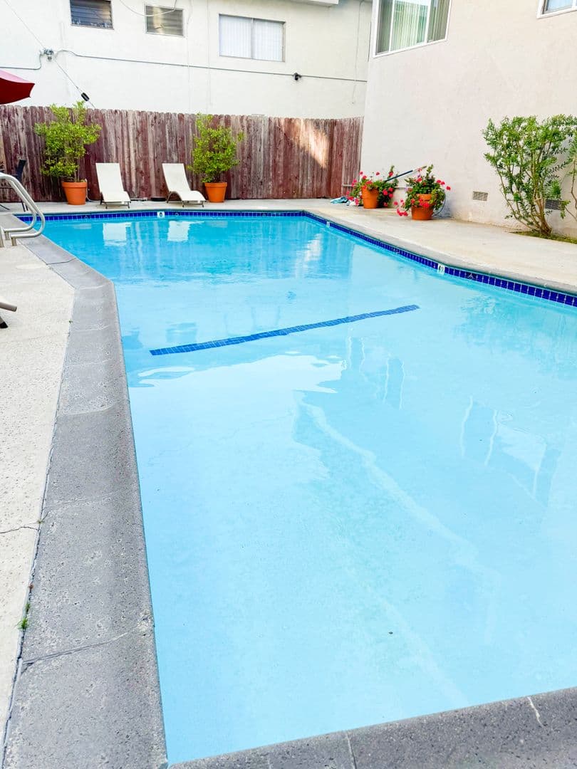 Los Angeles Apartment: 3252 Overland Avenue