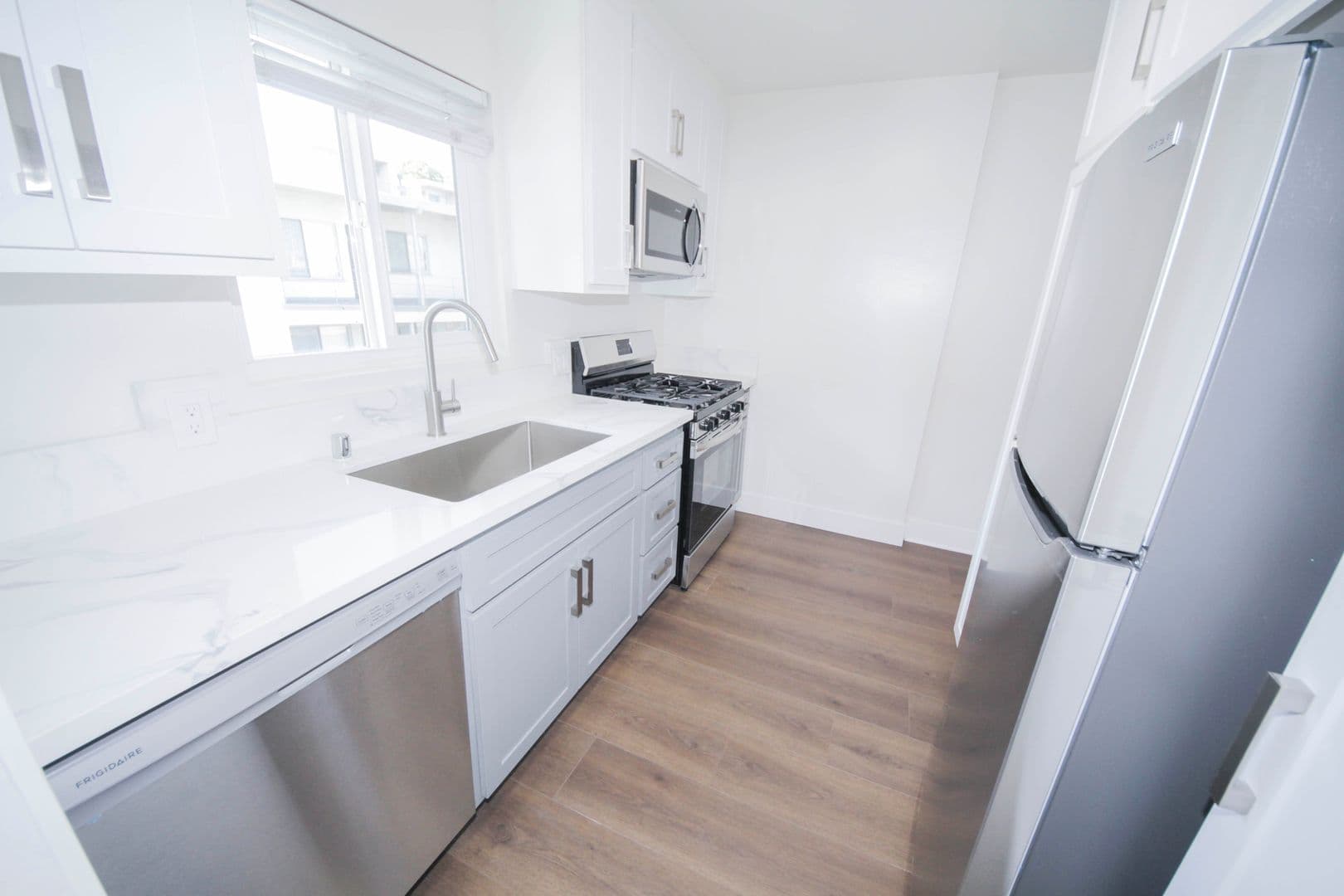 Los Angeles Apartment: 3252 Overland Avenue