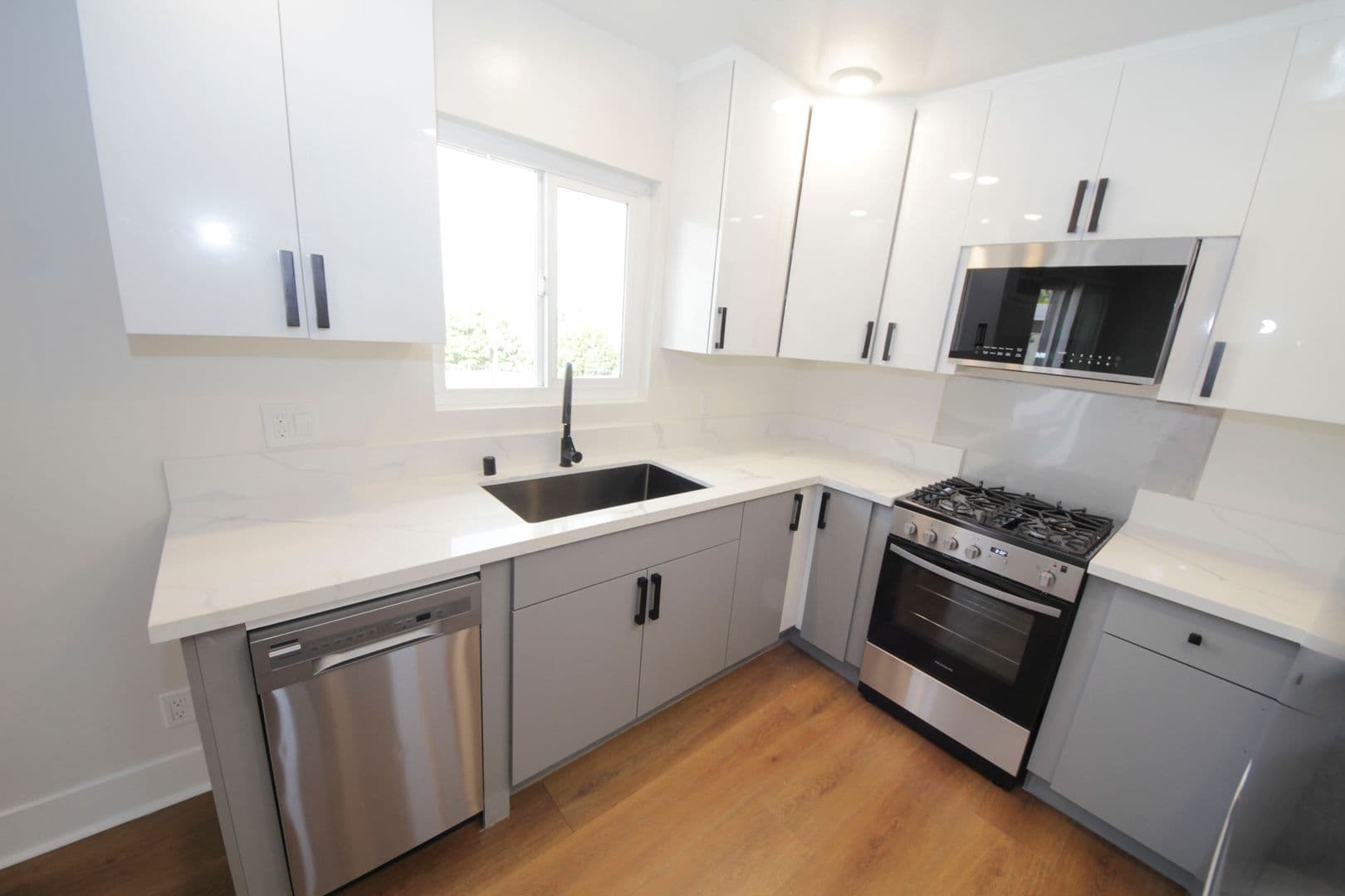Los Angeles Apartment: 3252 Overland Avenue
