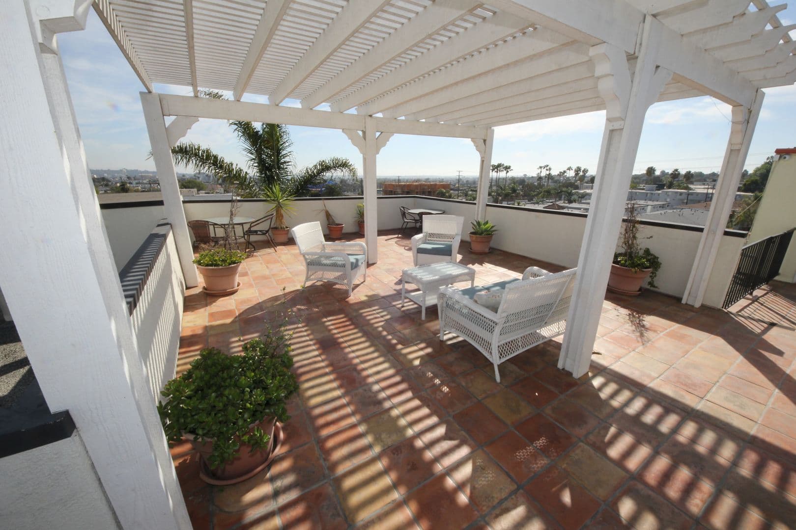 Los Angeles Apartment: 10615 Rose Avenue