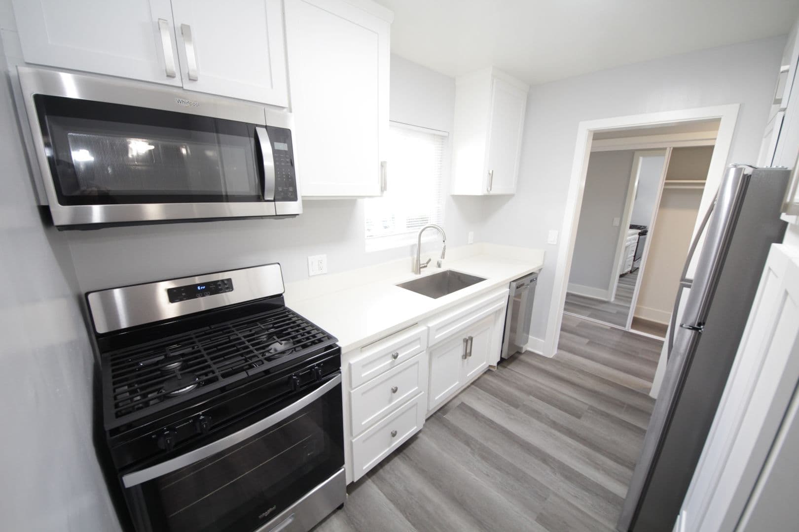 Los Angeles Apartment: 3252 Overland Avenue