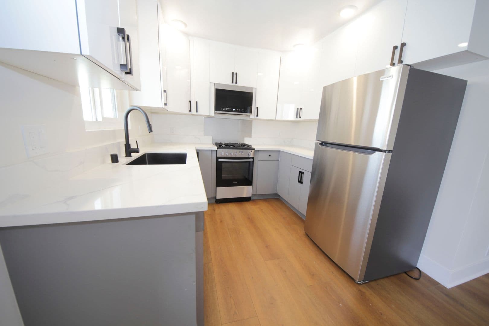 Los Angeles Apartment: 3252 Overland Avenue