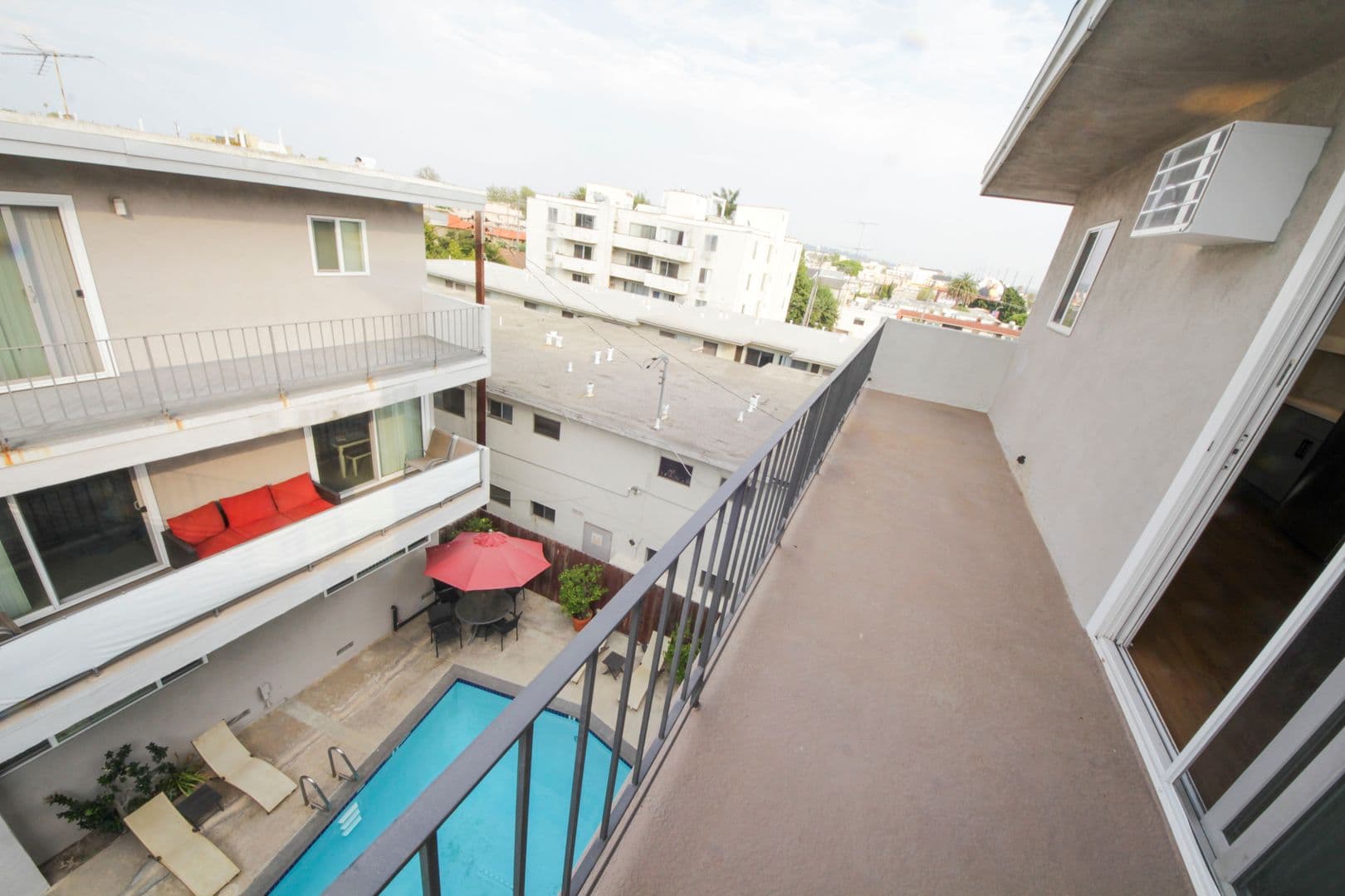 Los Angeles Apartment: 3252 Overland Avenue