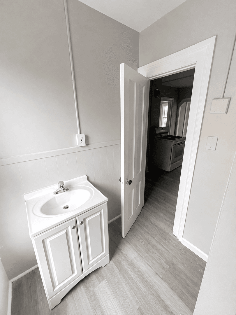 Waterbury Apartment: 74 Holmes Ave