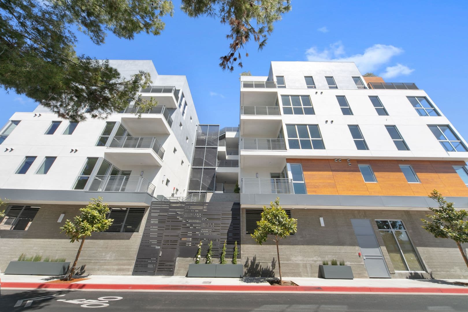 West Hollywood Apartment: 1001 N Fairfax Ave