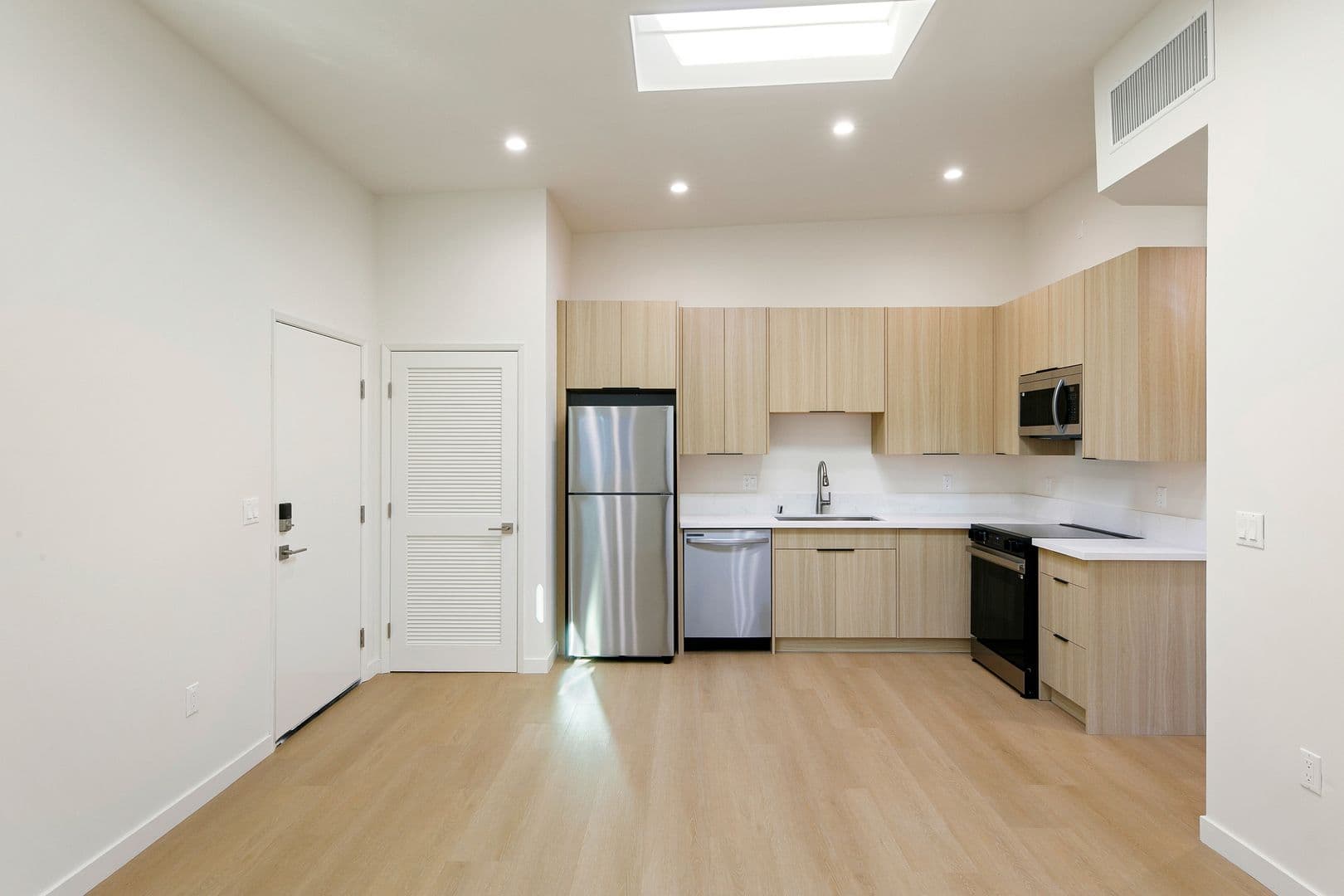 West Hollywood Apartment: 954 N San Vicente Blvd