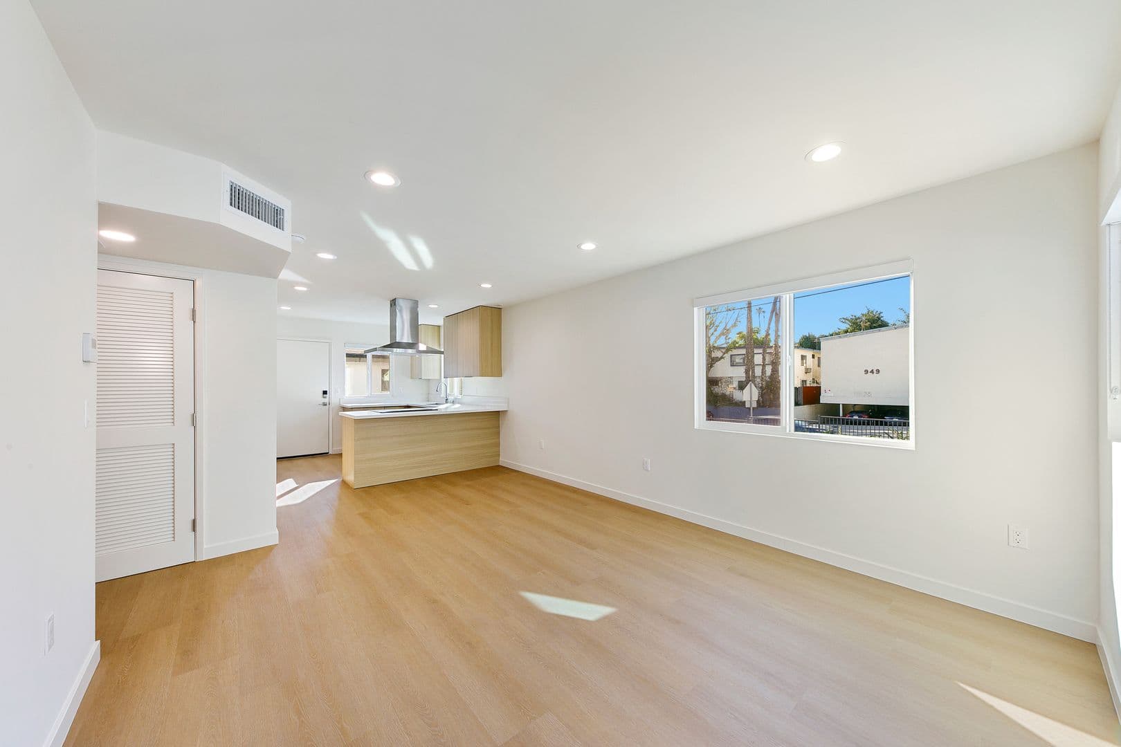 West Hollywood Apartment: 954 N San Vicente Blvd