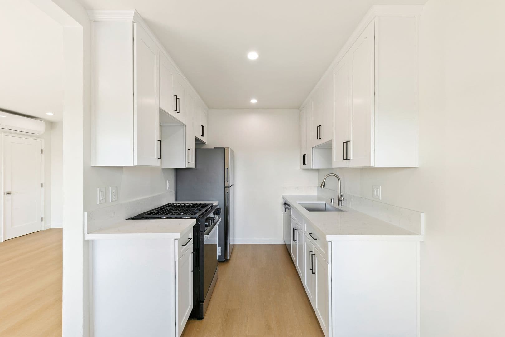 West Hollywood Apartment: 954 N San Vicente Blvd