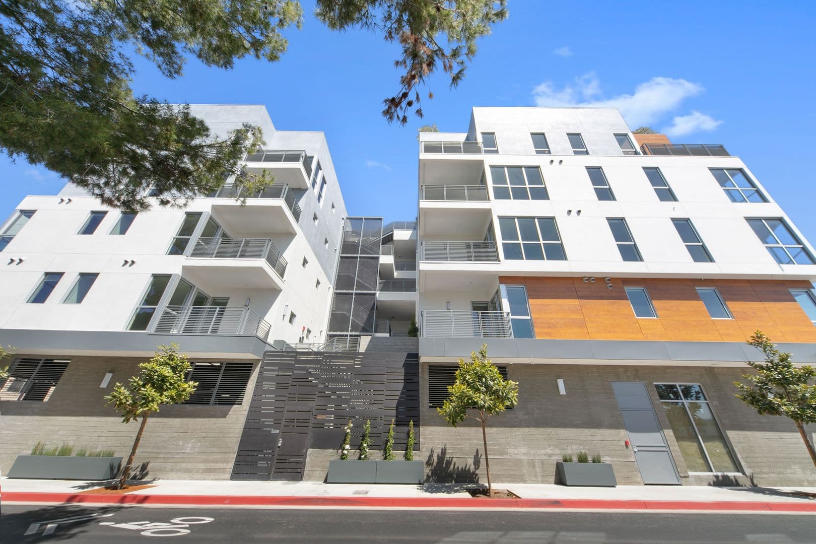 West Hollywood Apartment: 1001 N Fairfax Ave