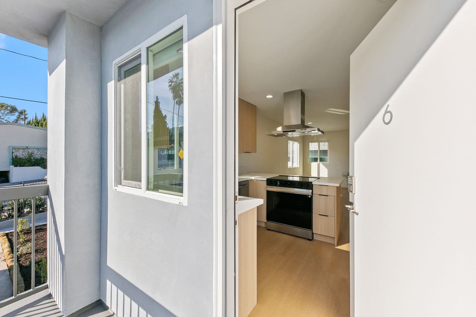 West Hollywood Apartment: 954 N San Vicente Blvd