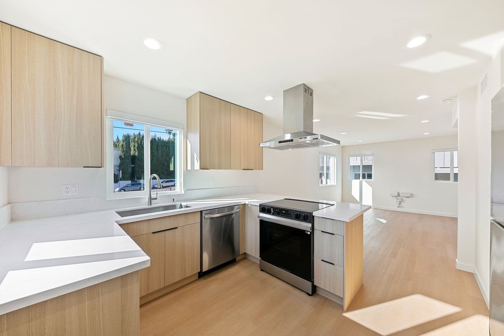 West Hollywood Apartment: 954 N San Vicente Blvd