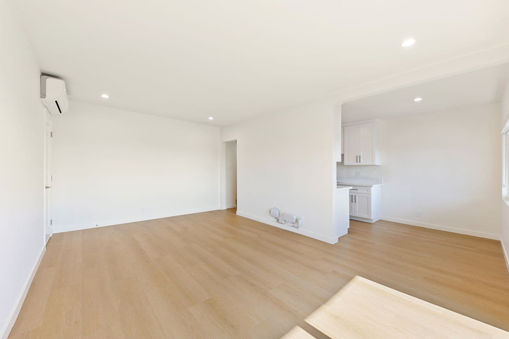 West Hollywood Apartment: 954 N San Vicente Blvd