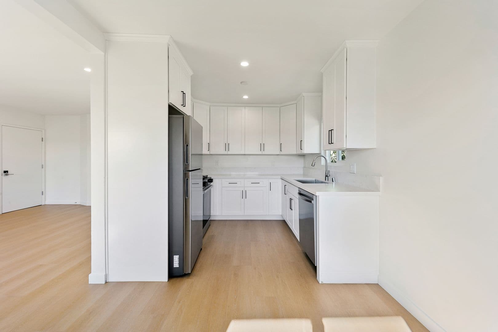 West Hollywood Apartment: 954 N San Vicente Blvd