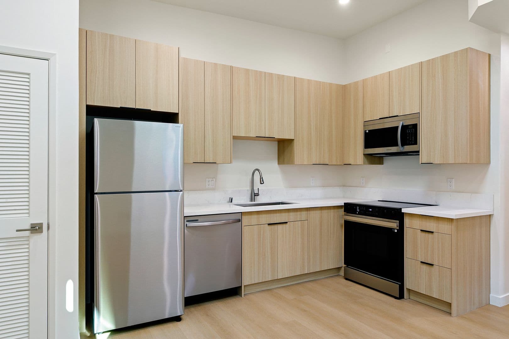 West Hollywood Apartment: 954 N San Vicente Blvd