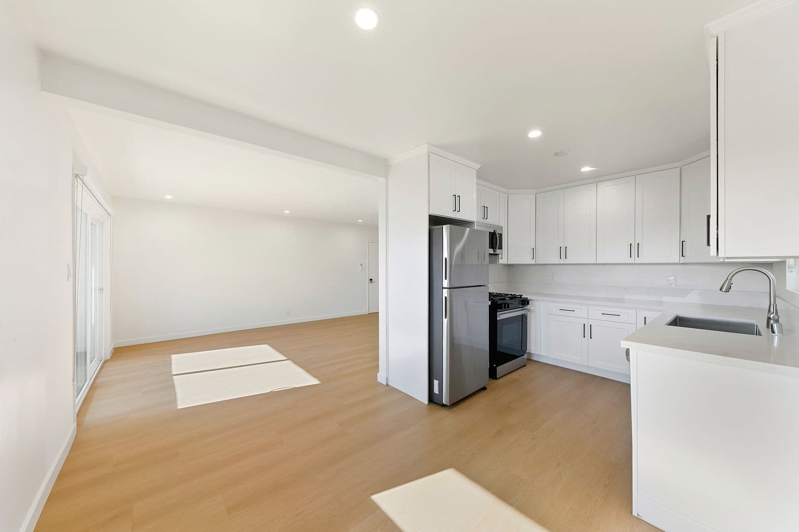 West Hollywood Apartment: 954 N San Vicente Blvd