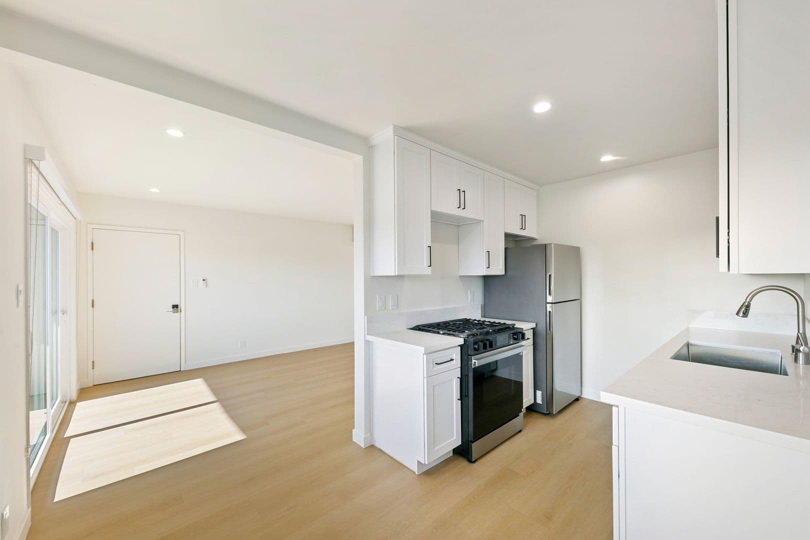 West Hollywood Apartment: 954 N San Vicente Blvd