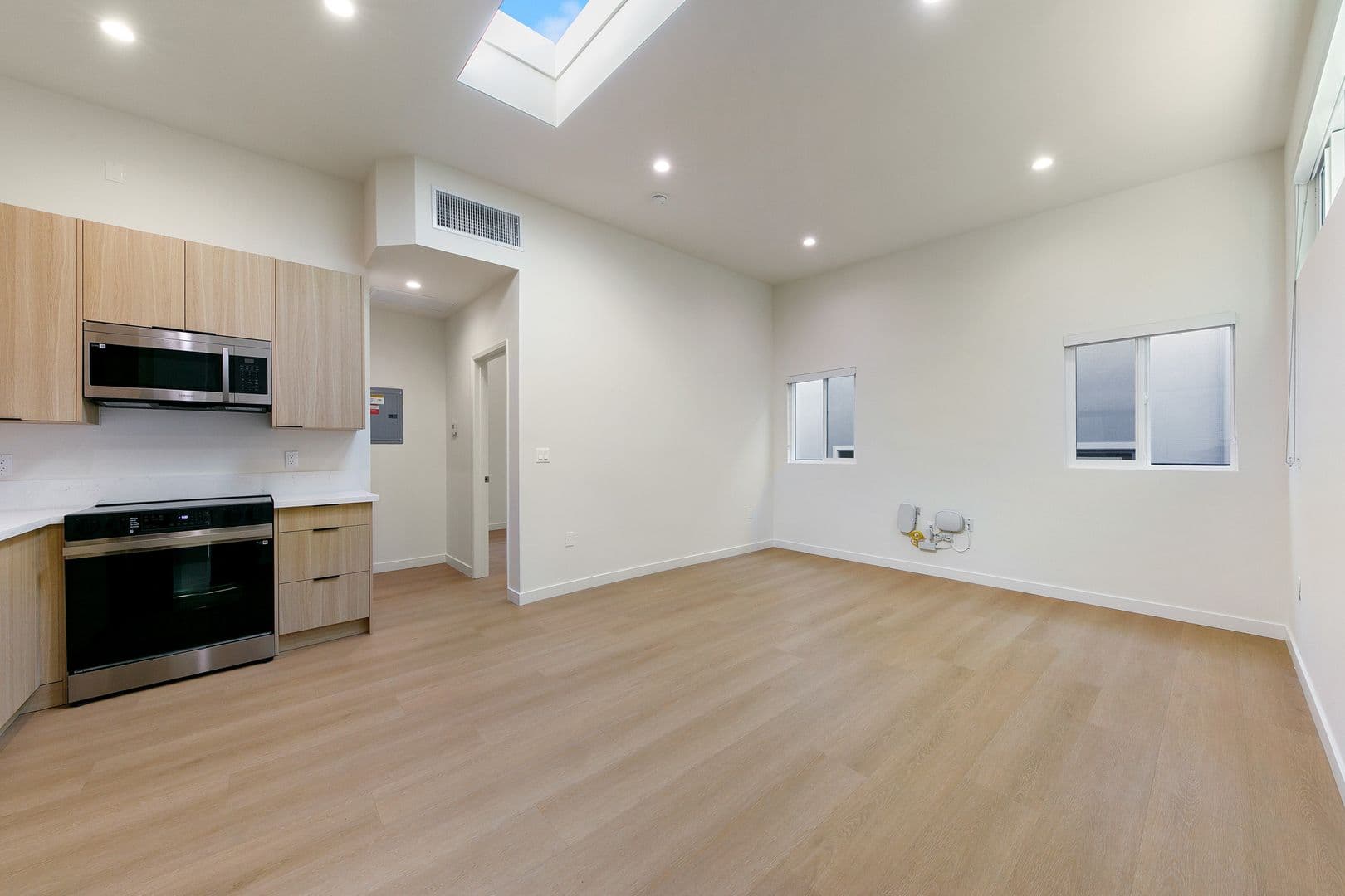 West Hollywood Apartment: 954 N San Vicente Blvd