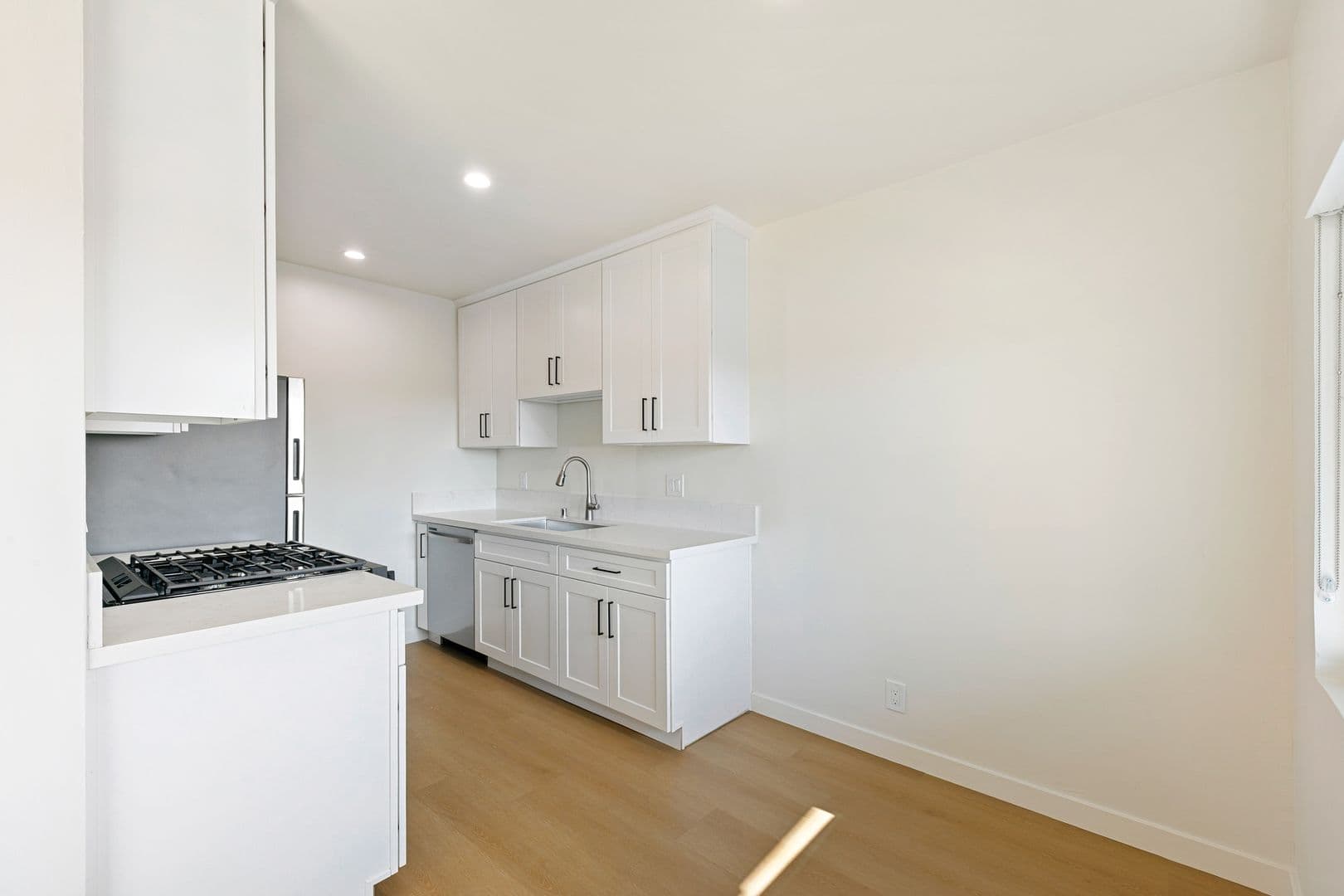 West Hollywood Apartment: 954 N San Vicente Blvd