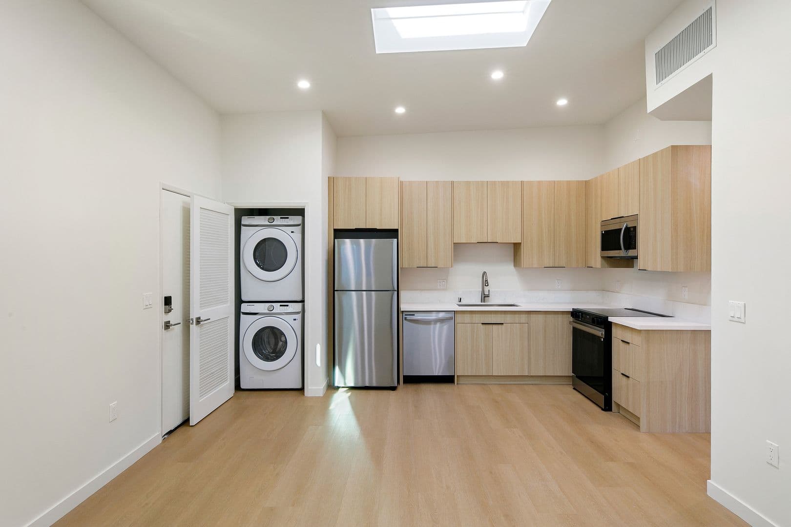 West Hollywood Apartment: 954 N San Vicente Blvd