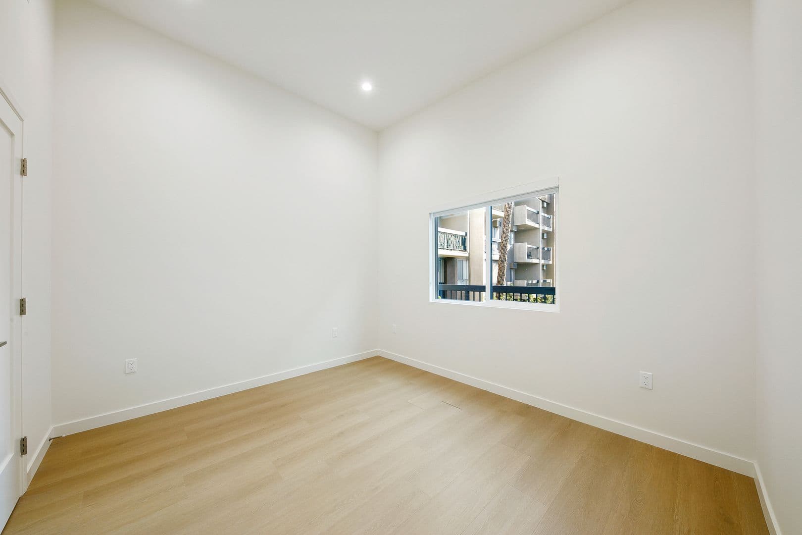 West Hollywood Apartment: 954 N San Vicente Blvd