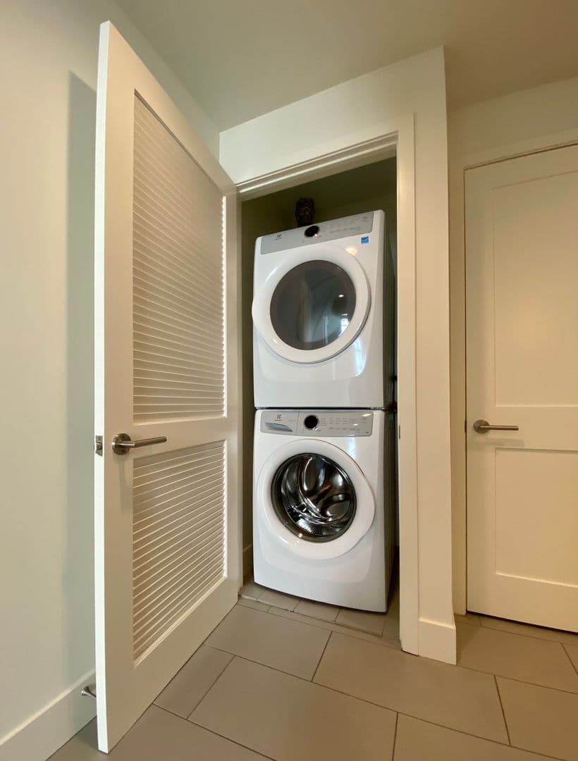 West Hollywood Apartment: 1232 N Kings Road