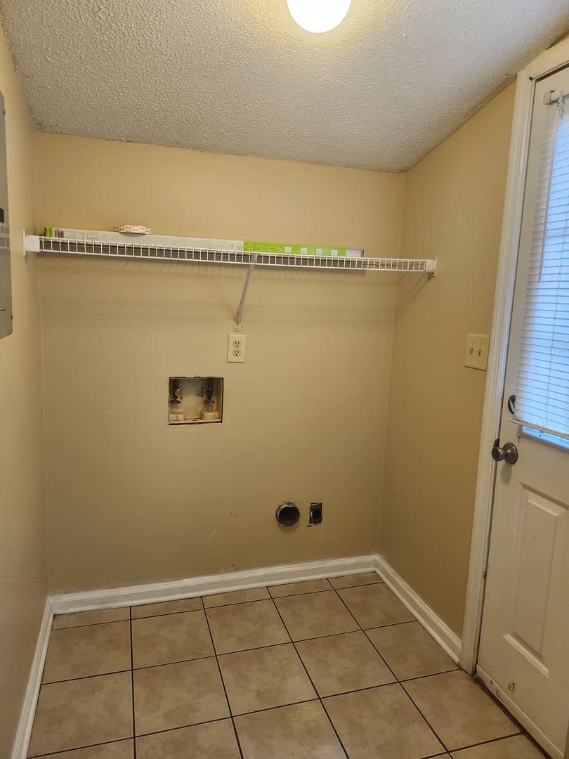 Rossville Apartment: 107 Lytle Road
