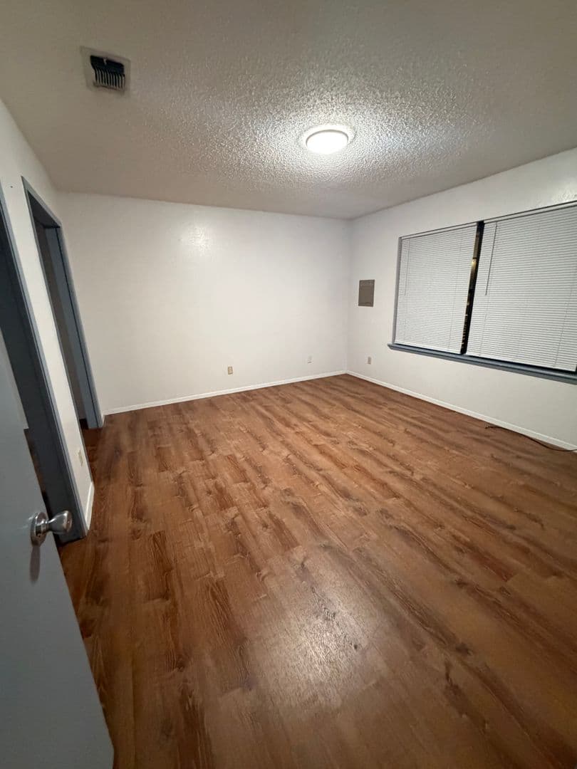 Hobbs Apartment: 616-716 Calle Sur