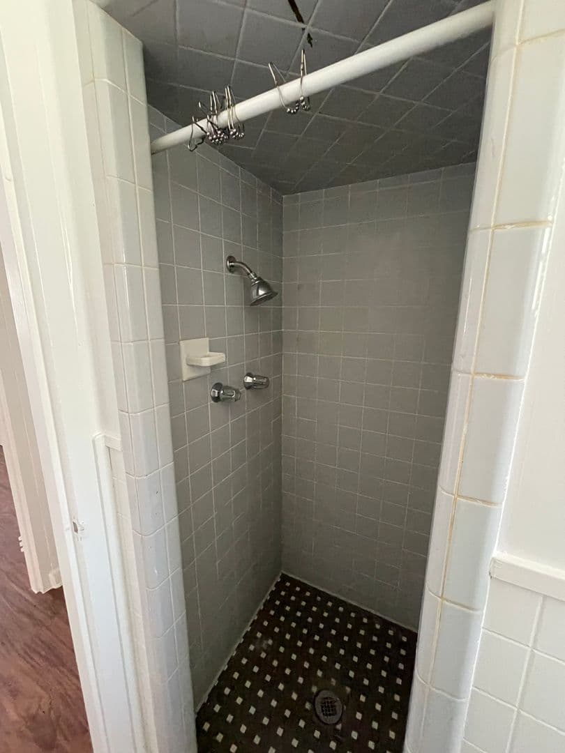 Hobbs Apartment: 700 E Park