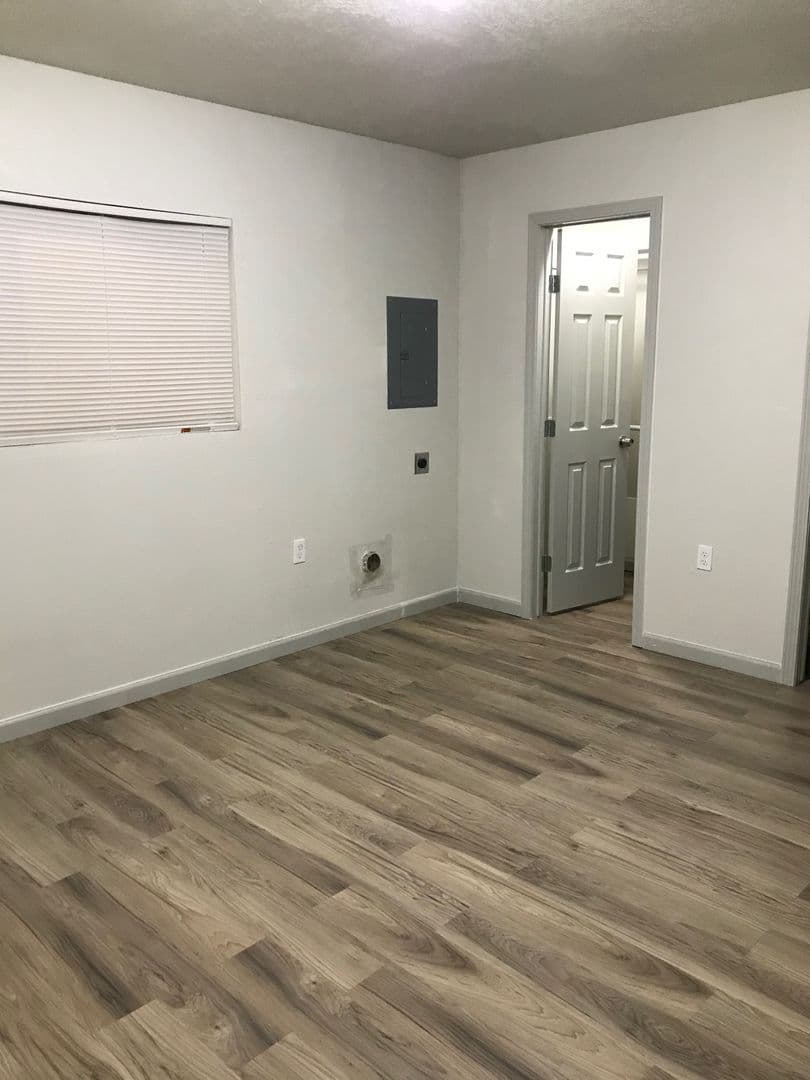 HOBBS Apartment: 312-318 E ST. ANNE PL