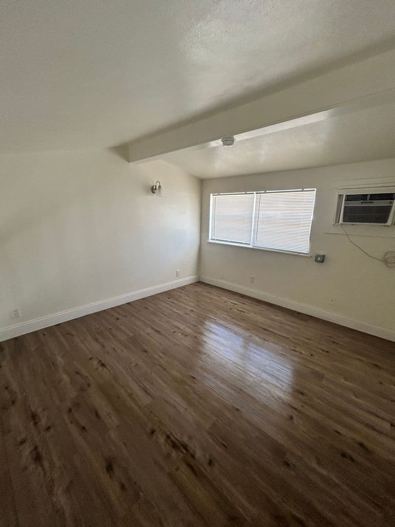 Hobbs Apartment: 700 E Park
