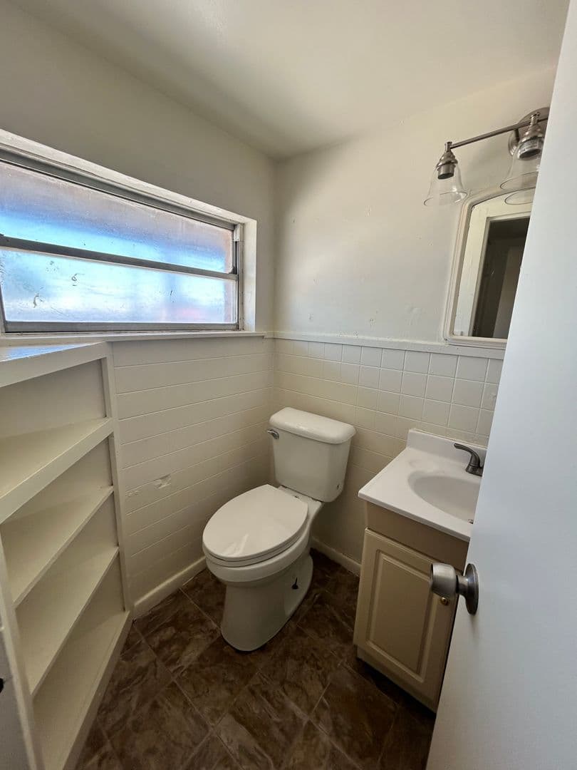 Hobbs Apartment: 700 E Park