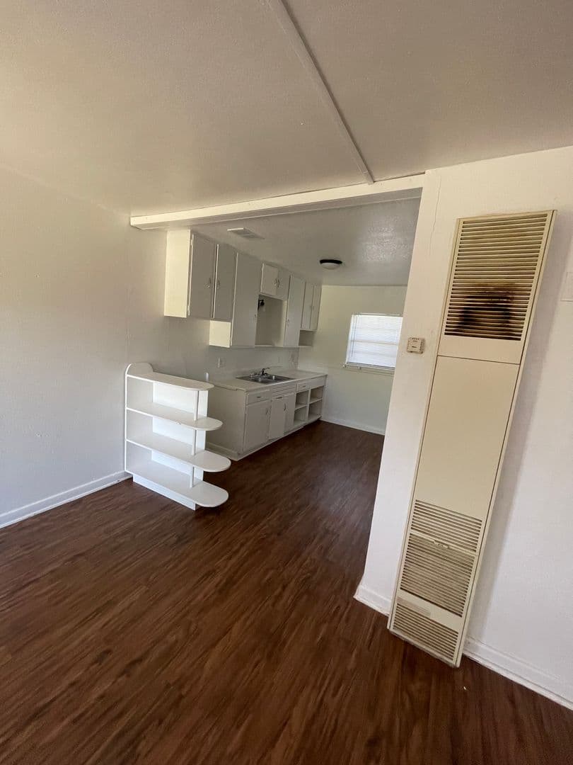 Hobbs Apartment: 700 E Park