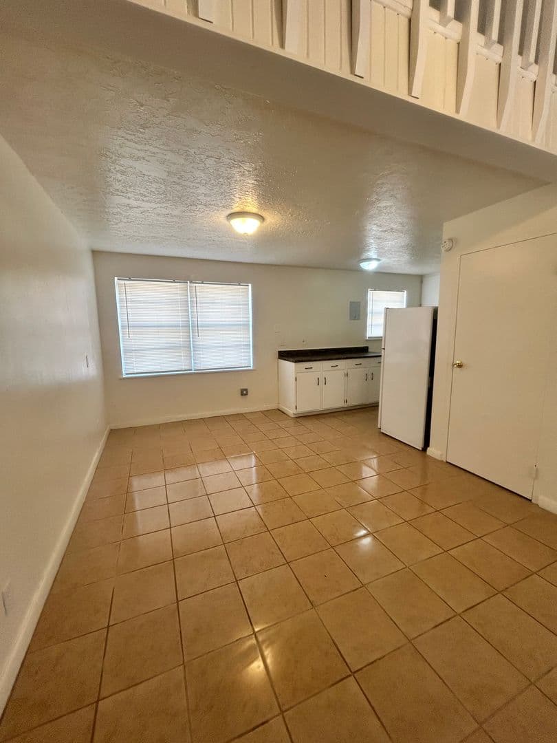 Hobbs Apartment: 700 E Park