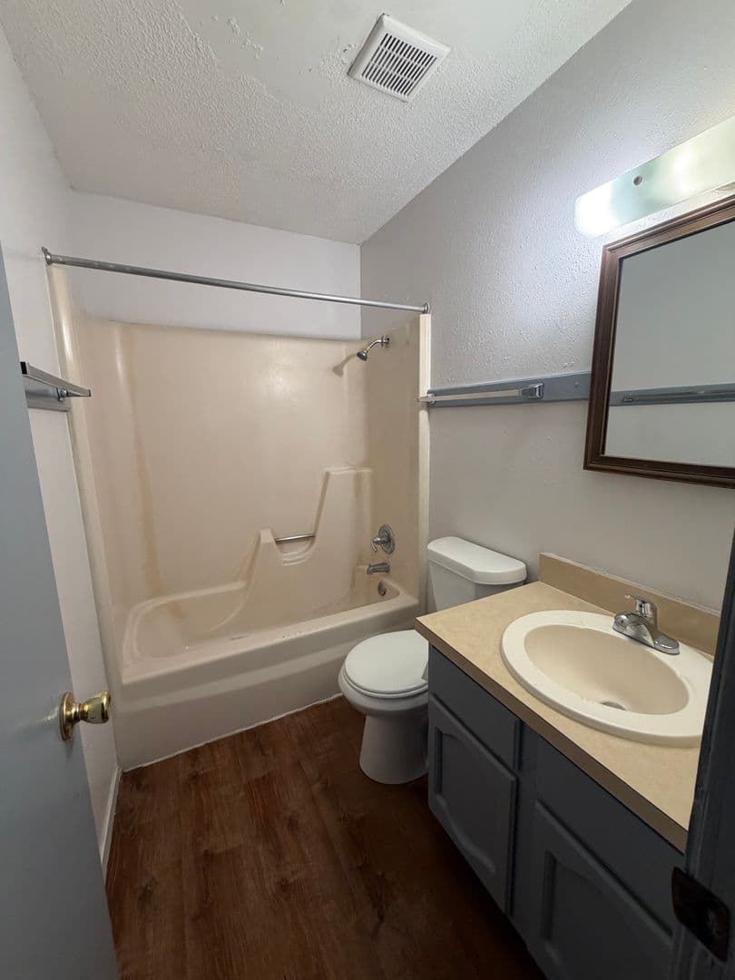 Hobbs Apartment: 616-716 Calle Sur