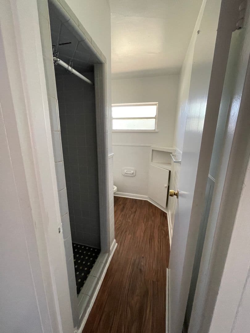 Hobbs Apartment: 700 E Park