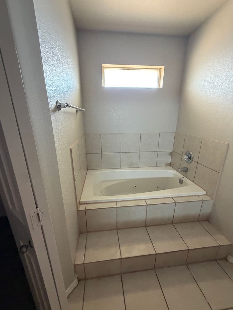Midland House: 4407 Trevino st