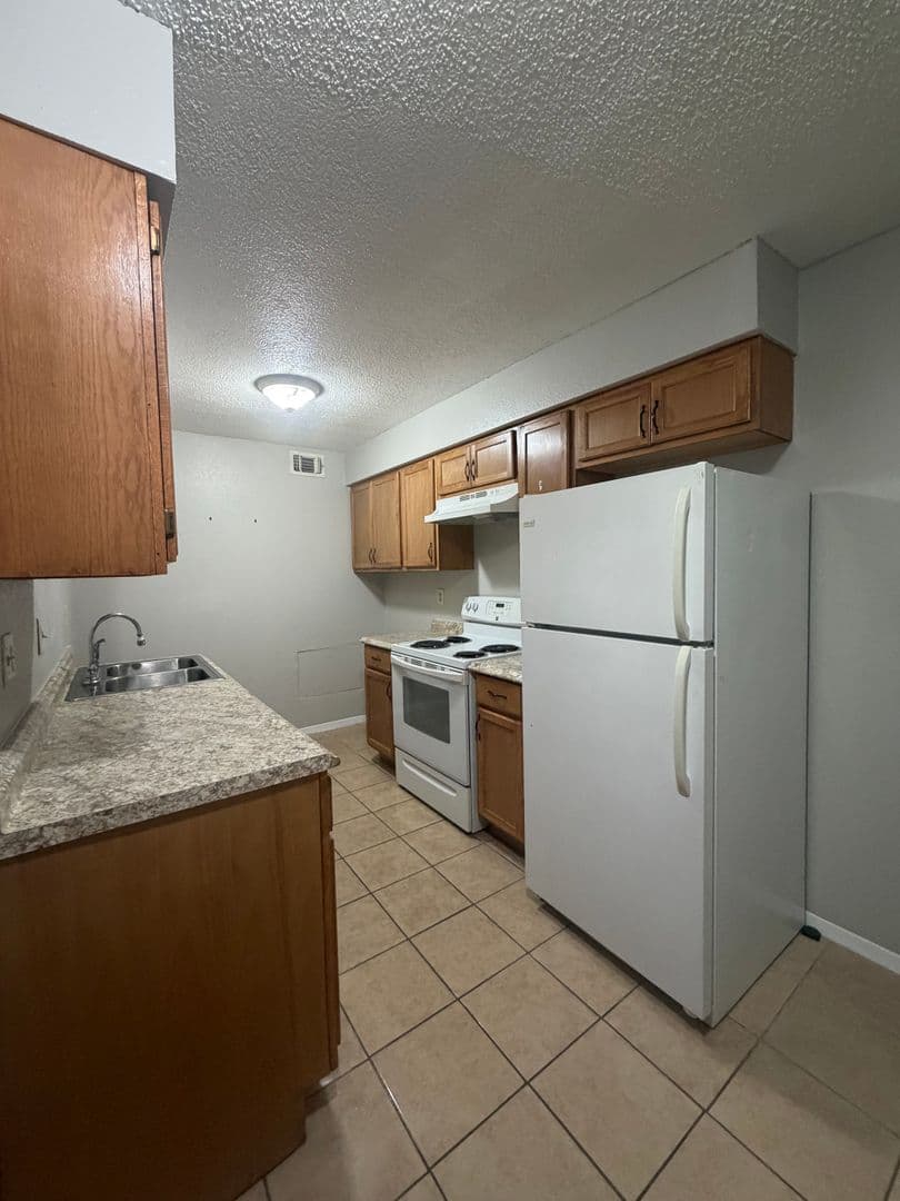 Hobbs Apartment: 616-716 Calle Sur