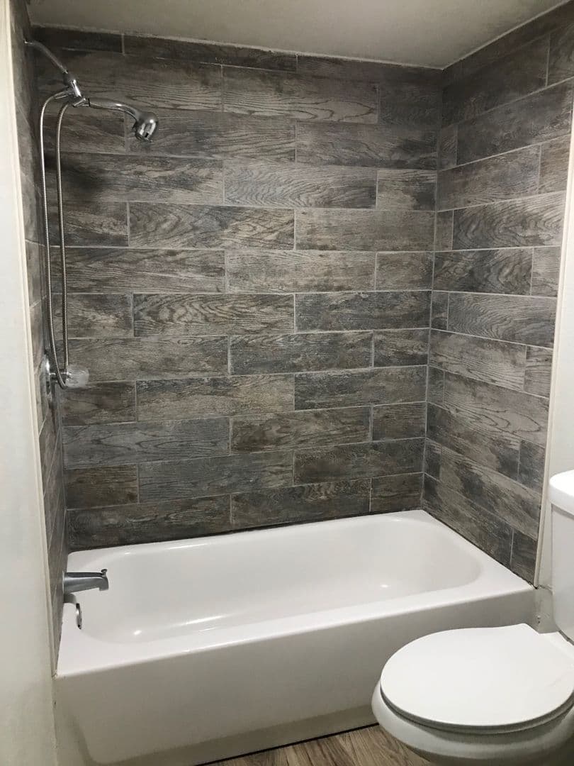 HOBBS Apartment: 312-318 E ST. ANNE PL