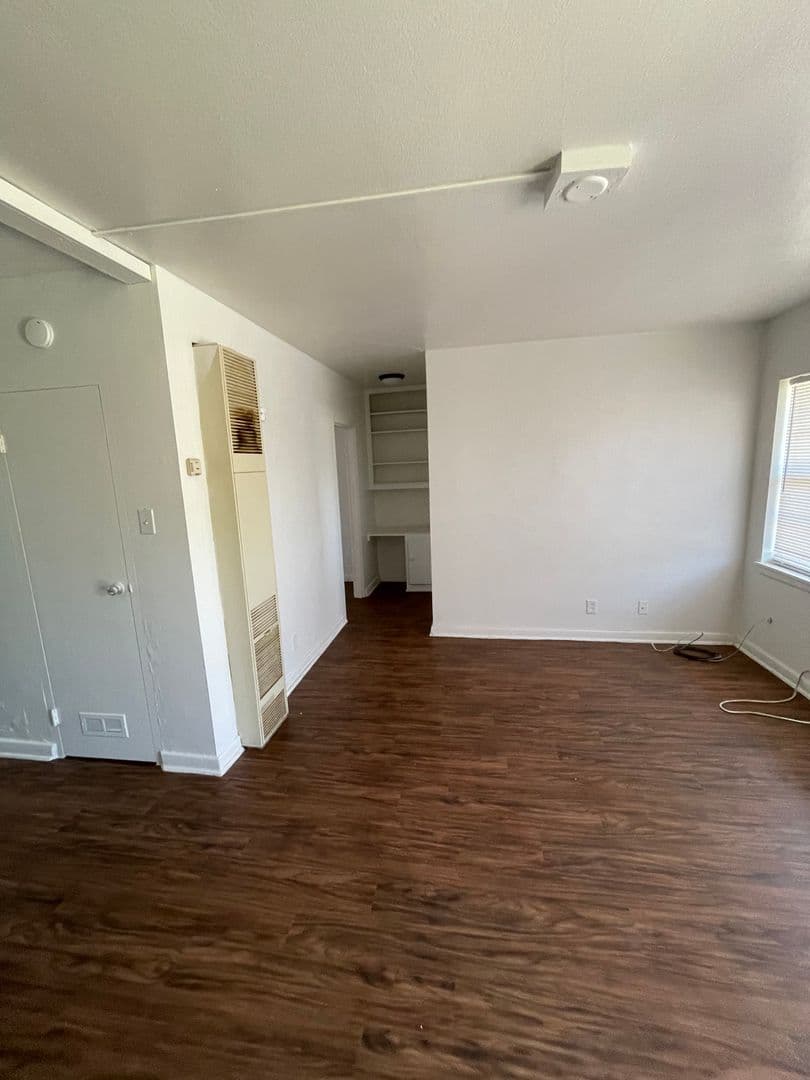 Hobbs Apartment: 700 E Park
