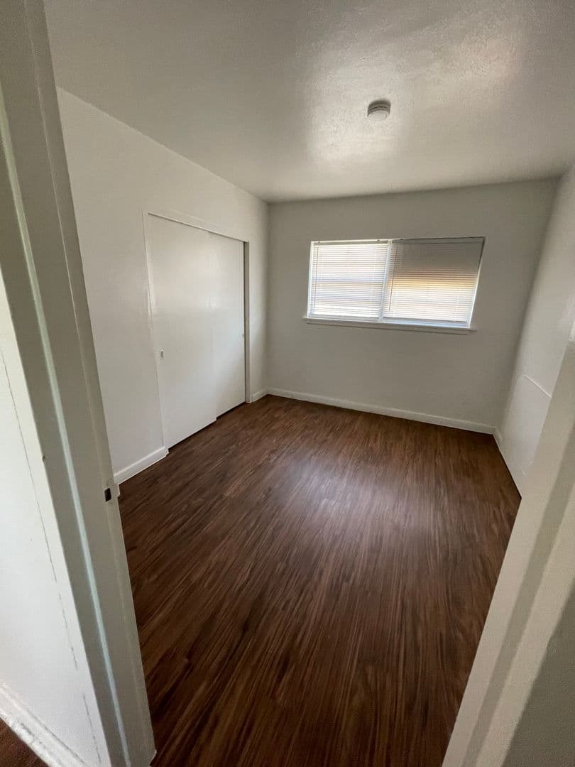 Hobbs Apartment: 700 E Park
